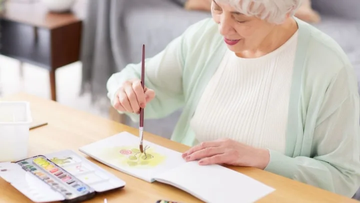 How Can Memory Care Boost Senior Creativity And Cognitive Function Through Crafts? 2 Nov2025 Iris Mc Blog 1 Edmond Pic 1 Uewalo